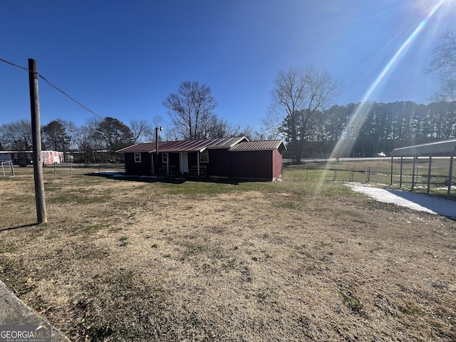 view of yard featuring a rural view