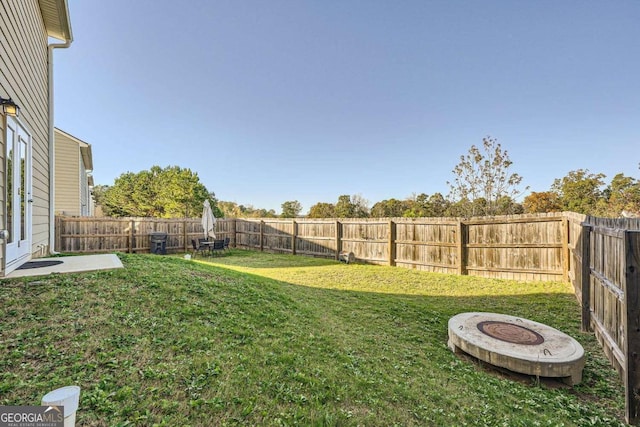 view of yard featuring an outdoor fire pit