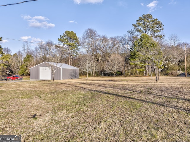 view of yard featuring an outdoor structure