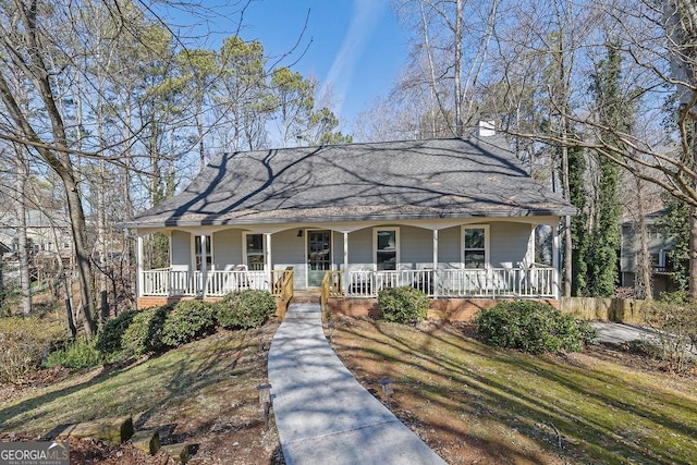 view of front of home with covered porch and a front lawn