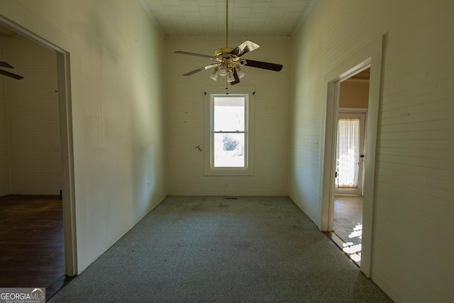 carpeted empty room featuring ceiling fan