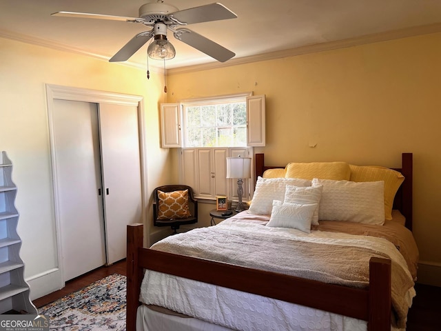 bedroom with crown molding, hardwood / wood-style floors, ceiling fan, and a closet