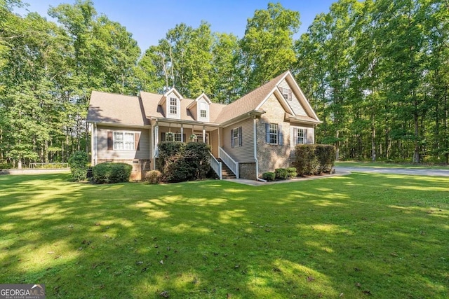 view of front of property featuring a front lawn