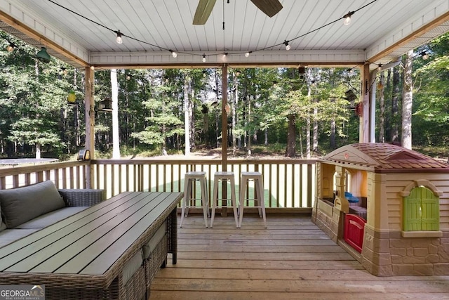 sunroom with ceiling fan