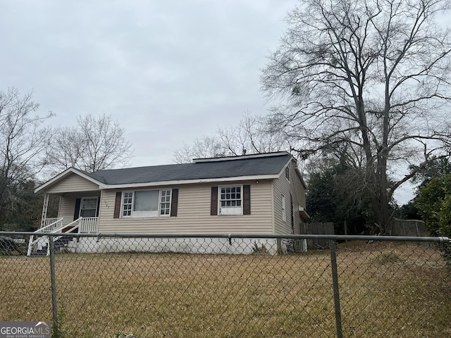 view of front facade with a front yard