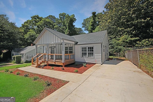 view of front of house featuring a porch and a front lawn