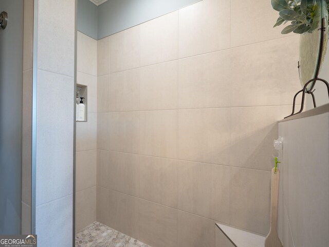 bathroom featuring a tile shower