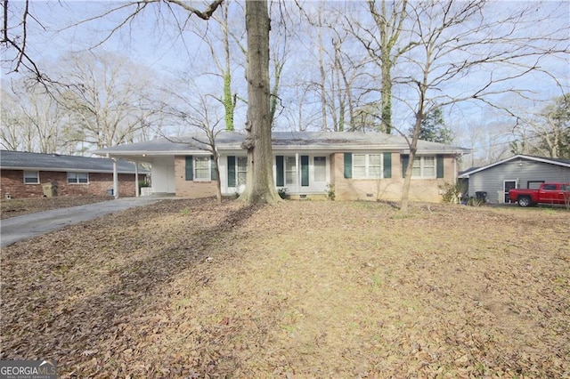 single story home with a carport