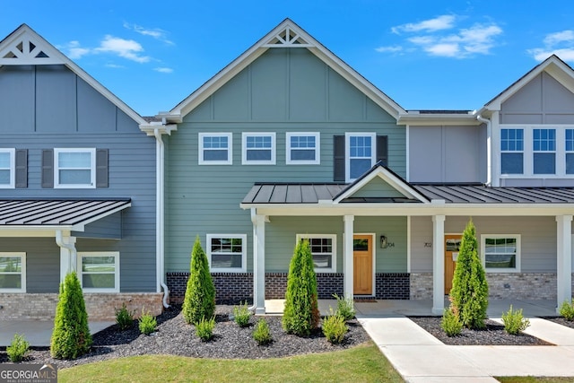 view of front of home with covered porch and a front lawn