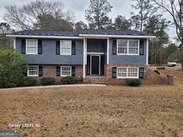 bi-level home featuring a front lawn