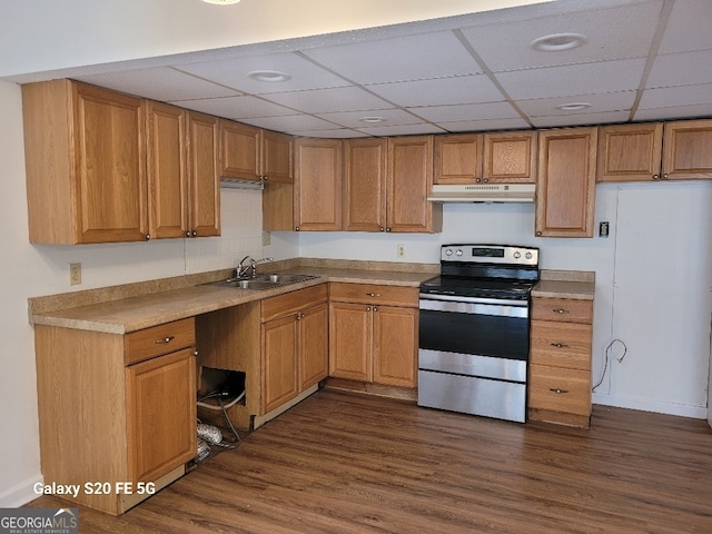 kitchen with sink, electric range, a paneled ceiling, and dark hardwood / wood-style floors