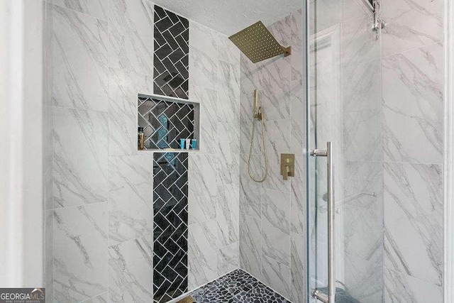 bathroom featuring a tile shower