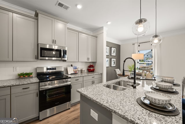 kitchen featuring stainless steel appliances, decorative backsplash, sink, and gray cabinets