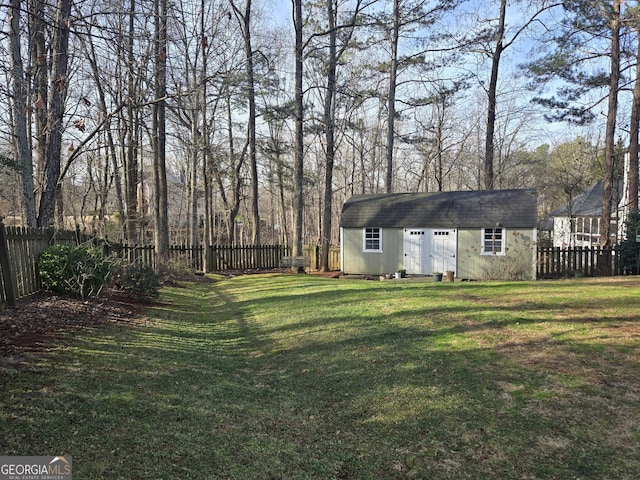 view of yard featuring a shed