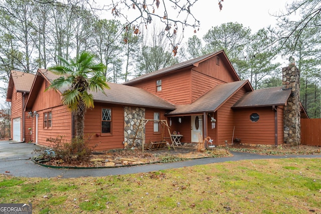 view of front of home featuring a front yard and a garage