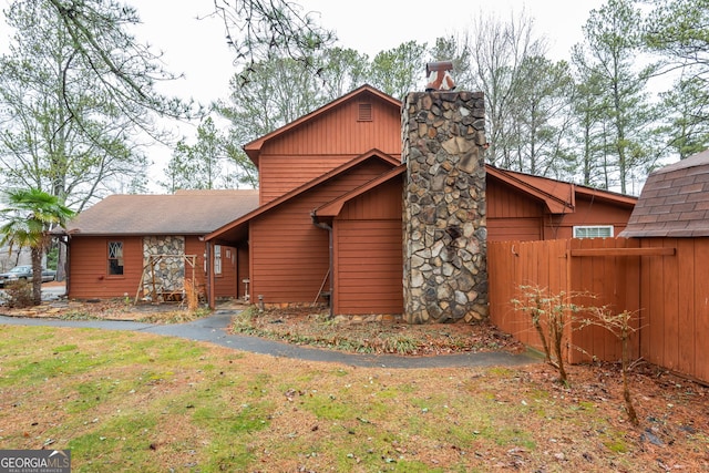 view of front of house featuring a front lawn