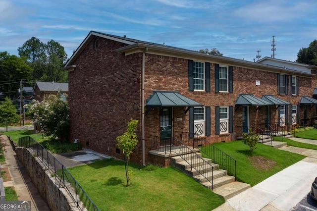 view of front of property with a front lawn