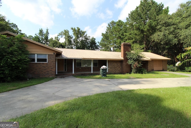 ranch-style house featuring a front lawn