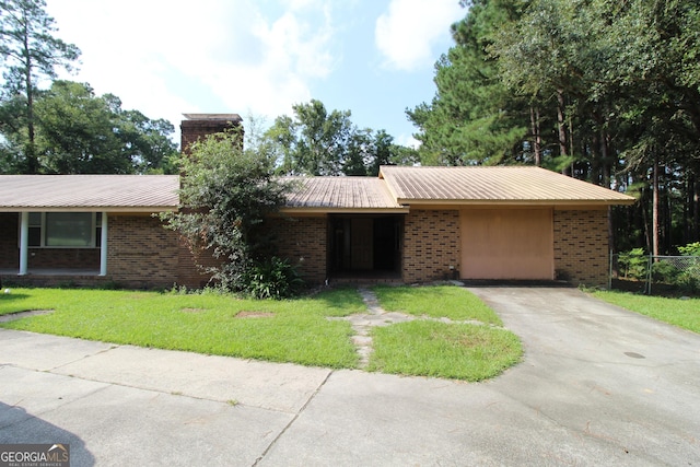 single story home featuring a front lawn