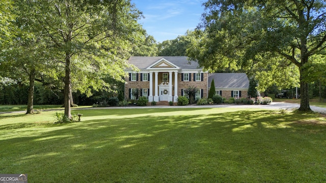 view of front of property featuring a front lawn