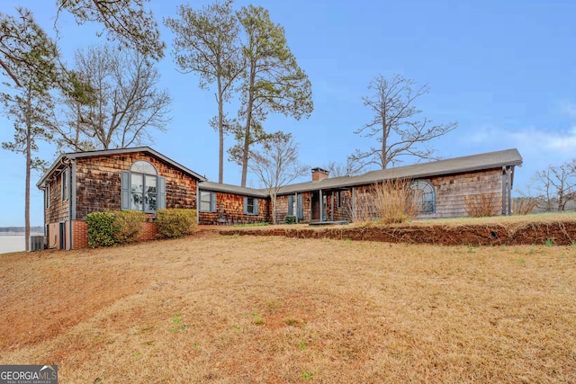 single story home with a front lawn