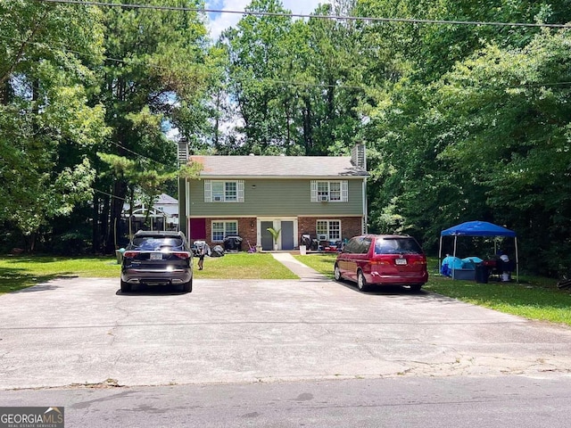 view of front facade featuring a front yard