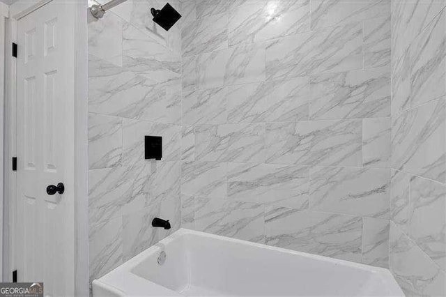 bathroom featuring tiled shower / bath combo