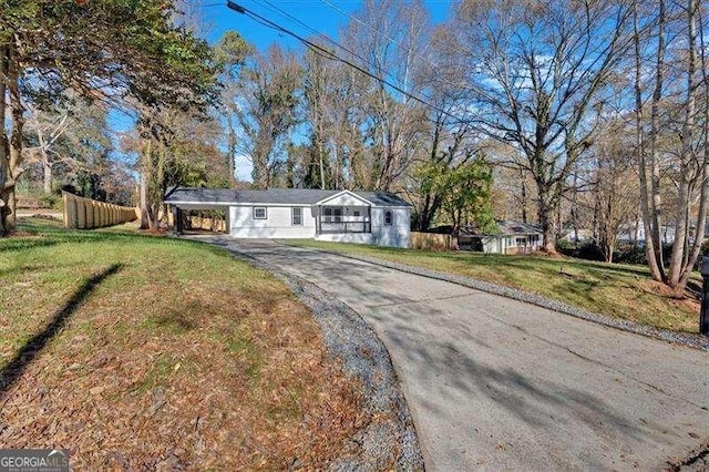 single story home with a front yard