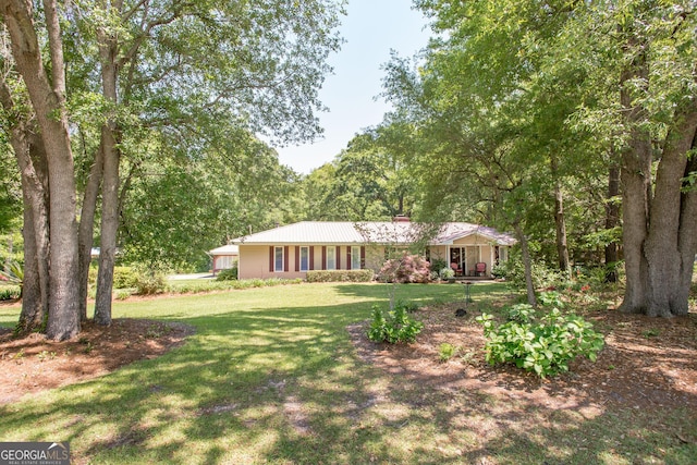 ranch-style house featuring a front yard