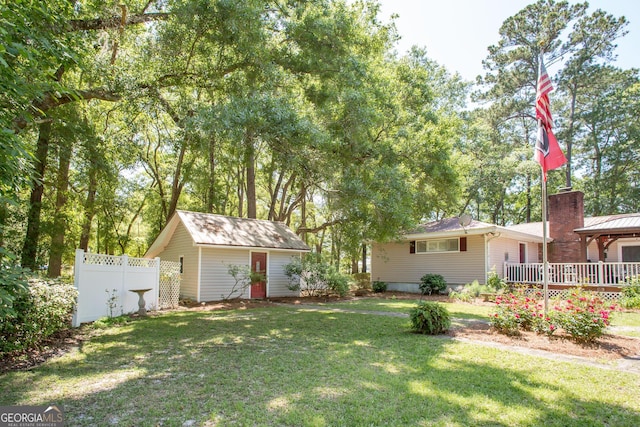 view of yard featuring an outdoor structure