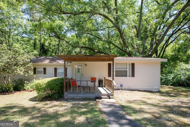 ranch-style home featuring a front yard