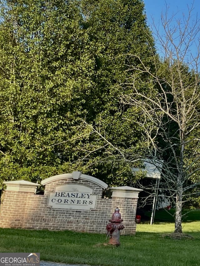 community sign with a lawn