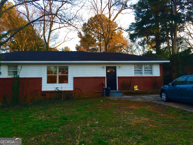 single story home featuring a front lawn