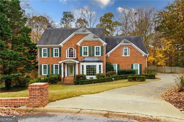 colonial house featuring a front yard