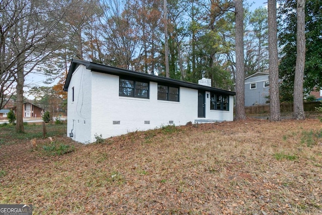 ranch-style home featuring a front lawn