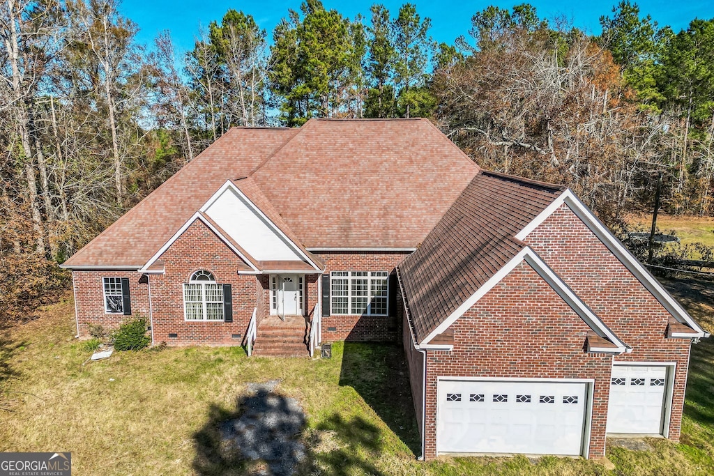 view of front of home featuring a front lawn and a garage