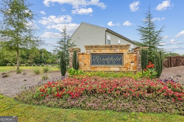 view of community / neighborhood sign