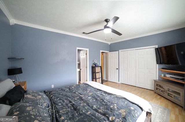 bedroom featuring ceiling fan, light hardwood / wood-style flooring, a closet, and crown molding