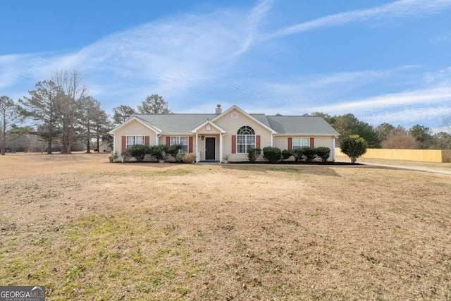 ranch-style home featuring a front lawn