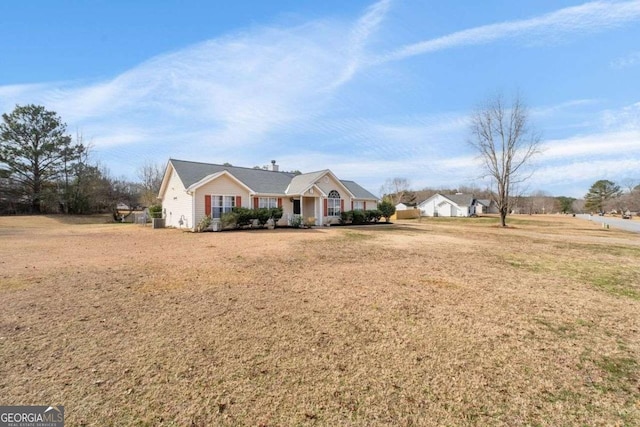 ranch-style house featuring a front lawn