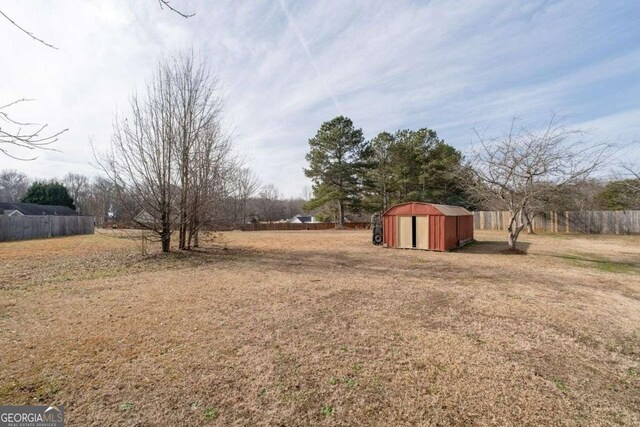 view of yard with a shed