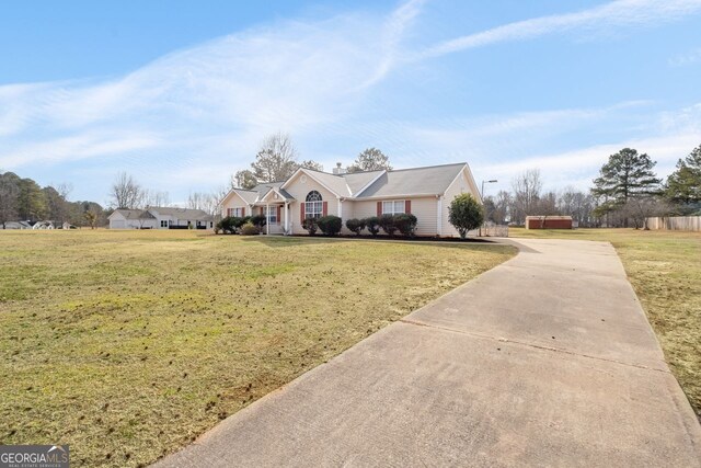 ranch-style home featuring a front lawn