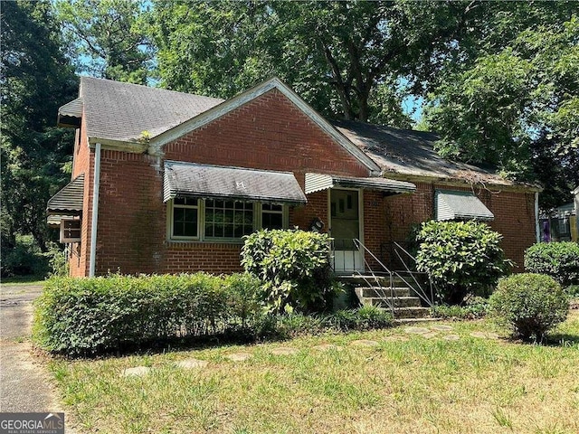 bungalow-style house with a front lawn