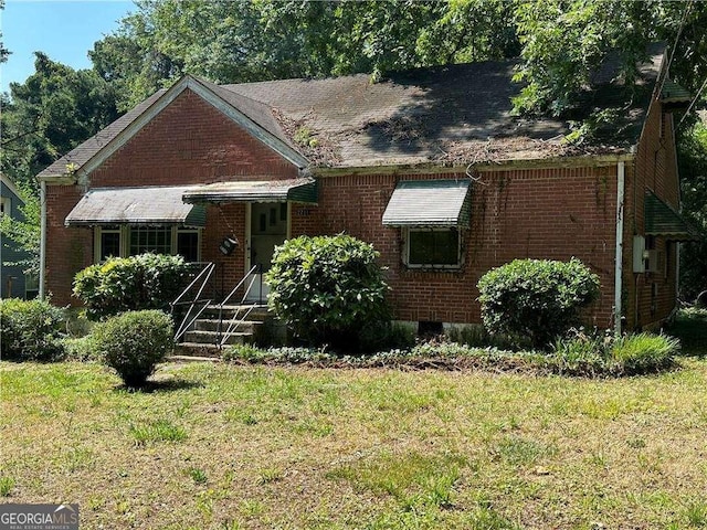 view of front facade with a front yard