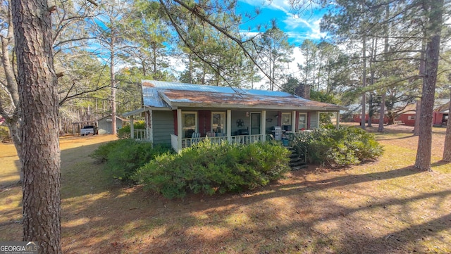 view of front facade with covered porch and a front yard