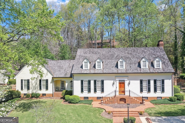 cape cod-style house featuring a front yard