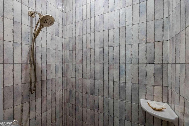 full bathroom featuring tiled shower