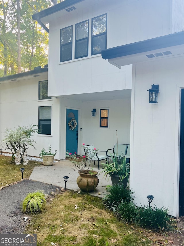 view of front of property featuring a patio area