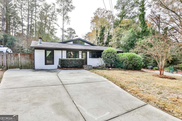 ranch-style house featuring a front lawn