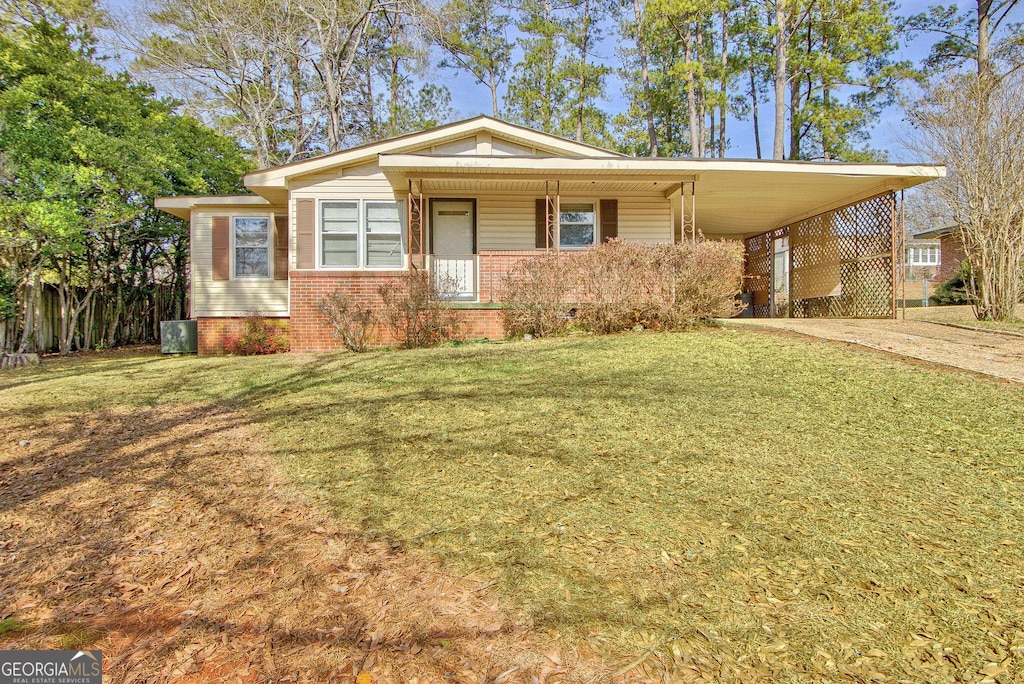 view of front of house with a front lawn and a carport